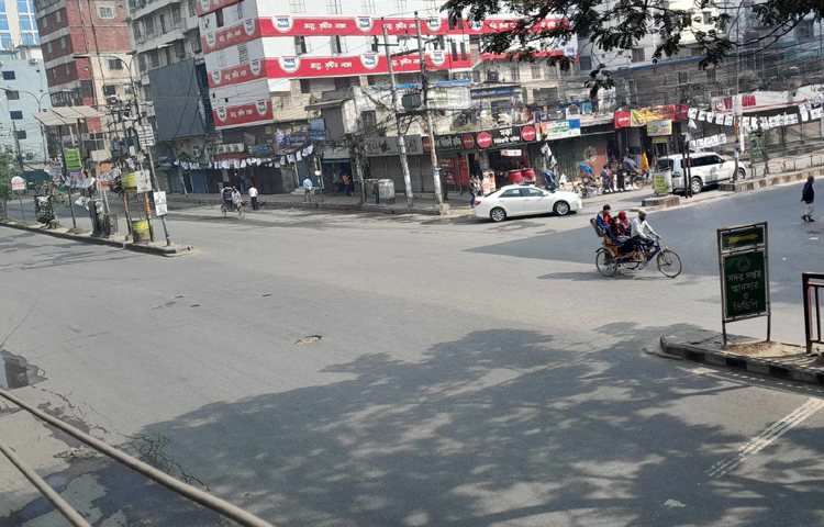 সড়কে যাত্রীদের চলাচলের একমাত্র ভরসা এখন রিকশা। তবে রিকশার পরিমাণ হাতে গোনা। ছবি: জাগো নিউজ