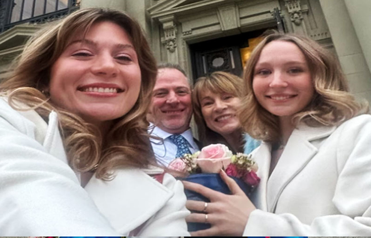 জুলি ও স্কটের বিয়ের ছবি এবং ভিডিও সামাজিক যোগাযোগ মাধ্যমে পোস্ট করে রাচেল লেখেন, যুদ্ধ অবশেষে শেষ হল। আমাদের বাবা-মায়ের আবার বিয়ে হল। আমরা আর বিবাহবিচ্ছিন্নদের সন্তান নই। ছবি: সংগৃহীত