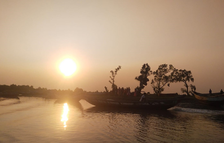 এমন নৈসর্গিক মনোমুগ্ধকর দৃশ্য দেখার জন্য সেখানে প্রতিদিন ছুটে যাচ্ছেন অসংখ্য ভ্রমণপিপাসু মানুষ।  ছবি: এম মাঈন উদ্দিন