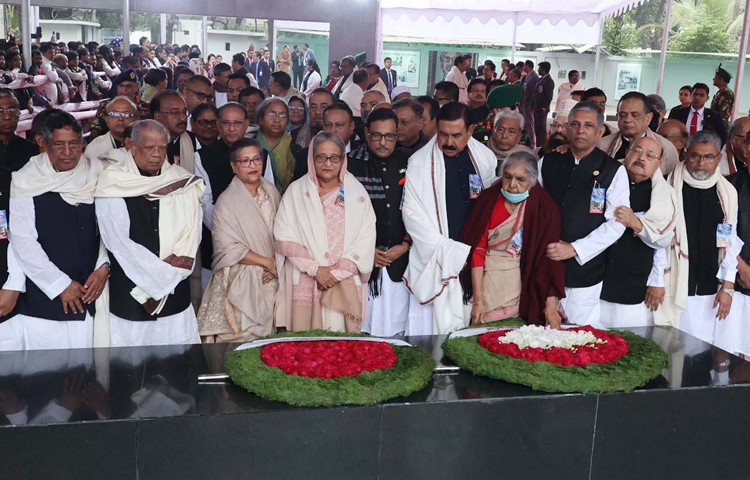 জাতির পিতা বঙ্গবন্ধু শেখ মুজিবুর রহমানের স্বদেশ প্রত্যাবর্তন দিবস উপলক্ষে আজ তাঁর প্রতিকৃতিতে শ্রদ্ধা জানিয়েছেন প্রধানমন্ত্রী শেখ হাসিনা। সকালে ধানমন্ডির ৩২ নম্বরে বঙ্গবন্ধু স্মৃতি জাদুঘরের সামনে জাতির পিতার প্রতিকৃতিতে ফুল দিয়ে শ্রদ্ধা জানান তিনি। এরপর কিছুক্ষণ নীরবে দাঁড়িয়ে থাকেন। ছবি: পিআইডি