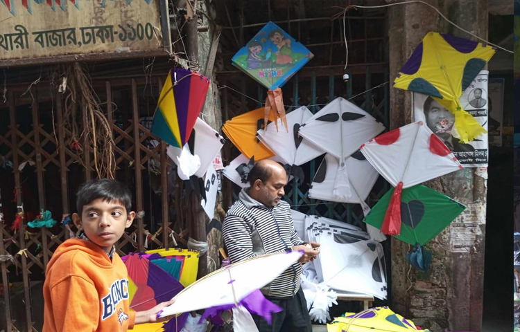 আজ দুপুরের পর থেকে শুরু হবে ঐতিহ্যবাহী এই সাকরাইন উৎসব। এদিন ৩টায় ধুপখোলা মাঠে ঢাকা দক্ষিণ সিটি করপোরেশন (ডিএসসিসি) সাকরাইন/ঘুড়ি উৎসব ও সাংস্কৃতিক অনুষ্ঠানের আয়োজন করবে। এতে প্রধান অতিথি হিসেবে উপস্থিত থাকবেন ডিএসসিসি মেয়র ব্যারিস্টার শেখ ফজলে নূর তাপস। ছবি: রায়হান আহমেদ