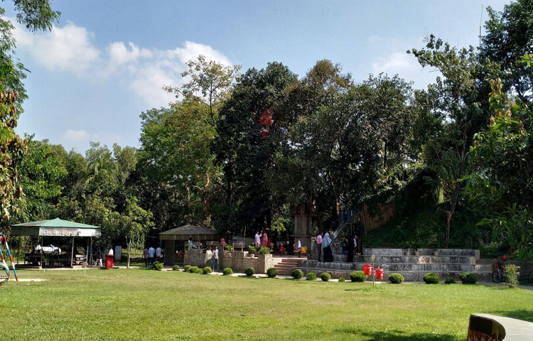 রাস্তার শেষ দিকে আছে পাহাড়ি প্রকৃতিকে সুসংবদ্ধ করে তৈরি করা আধুনিক ইকোপার্ক ‘ক্যাফে ২৪’। এতে রয়েছে কৃত্রিম ঝরনা, পাহাড়ি লেক, বোট রাইডের ব্যবস্থা, সেনাবাহিনীর ট্রেনিং অ্যাকটিভিটি, ছাঁটাই করা ঘাসের মসৃণ সবুজ মাঠে বসার জন্য পাতা বেঞ্চ, ট্রেন রাইড। তবে মসৃণ আর উঁচু-নিচু রাস্তা হওয়ায় আপনাকে সর্বোচ্চ নিরাপদে গাড়ি চালাতে হবে। না হলে যেকোনো মূহুর্তে অনাকাঙ্ক্ষিত ঘটনা ঘটতে পারে। নিরাপত্তাজনিত কারণে হাটহাজারীর এ সড়কে রাত ৮টার পর সাধারণ মানুষের জন্য চলাচল নিষিদ্ধ। ছবি: এম মাঈন উদ্দিন