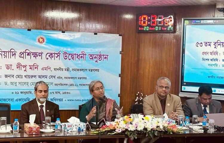 রাজধানীর আগারগাঁওয়ে সমাজসেবা একাডেমিতে এক প্রশিক্ষণ কর্মশালায় সমাজকল্যাণ মন্ত্রী ডা. দীপু মনি বলেন, দেশের ইতিহাস বুকে ধারণ করে মানুষের সেবায় সমাজসেবামূলক কাজে সবাইকে এগিয়ে যেতে হবে। ছবি: মফিজুল সাদিক