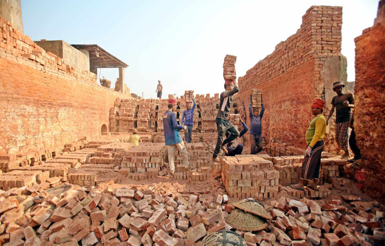 আর এই ব্যস্ত নগরীতে দালান তৈরির জন্য প্রয়োজন অনেক ইটের। এসব ইট আগে আনা হতো দেশের বিভিন্ন জায়গা থেকে। ছবি: বিপ্লব দীক্ষিত