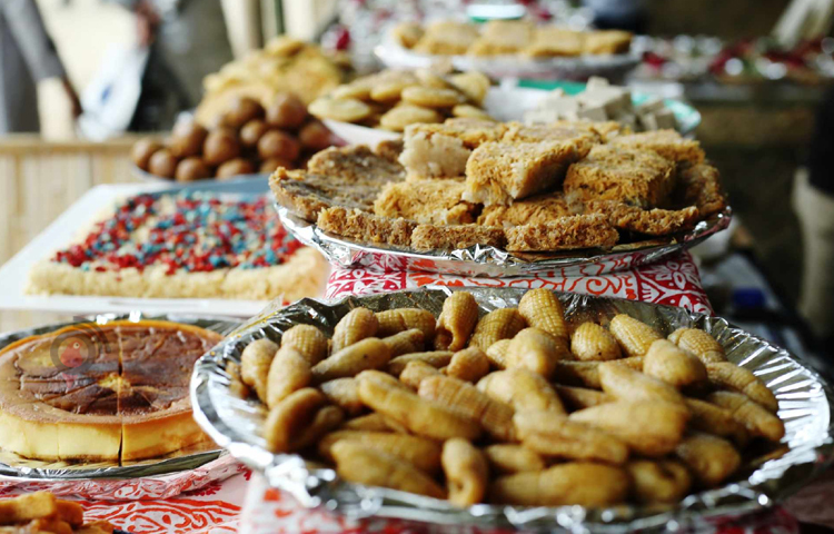 পুলি, দুধচিতই, মালাই, ভাপা, চিতই,পাক্কন, নকশিসহ বিভিন্ন রকমের পিঠা শোভা পাচ্ছে উৎসবে। ছবি: মাহবুব আলম