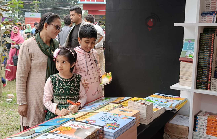 মাসব্যাপী এ মেলায় সপ্তাহের দুদিন শুক্র ও শনিবার বেলা ১১টা থেকে দুপুর ১টা পর্যন্ত থাকবে শিশুদের জন্য, এই সময়টাকে ঘোষণা করা হয় শিশু প্রহর হিসেবে।  ছবি: রায়হান আহমেদ