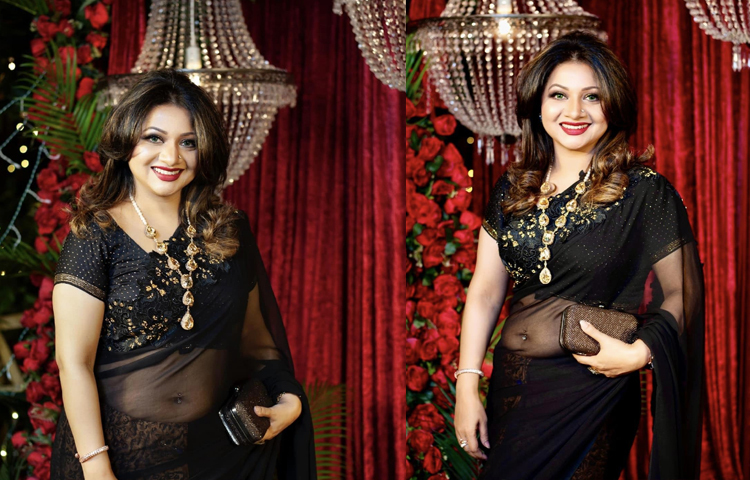 আঁখি শিশু বয়সে ‘ভাত দে’ চলচ্চিত্রে অভিনয় করে অর্জন করে নিয়েছিলেন জাতীয় চলচ্চিত্র পুরস্কারের শ্রেষ্ঠ শিশুশিল্পীর পুরস্কার। রক্তে অভিনয় থাকলেও সে পথে যাননি তিনি। বেছে নিয়েছেন কণ্ঠসাধনার মতো কঠিন পথ। গানের জন্যও তিনি অর্জন করেছেন জাতীয় চলচ্চিত্র পুরস্কার। ছবি: আঁখি আলমগীরের ফেসবুক থেকে