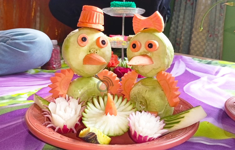 ছোটবেলা থেকেই ছবি আঁকার প্রতি প্রবল ঝোঁক ছিল তার। আর এক আঁকাআঁকি গুলোকে একসময় ফুটিয়ে তোলা শুরু করে বাজার থেকে কিনে আনা বিভিন্ন সবজির উপর। ছবি: বিধান মজুমদার অনি