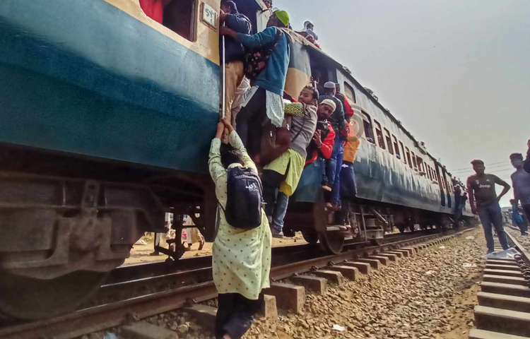যারা সুযোগ পেয়েছিলেন তারা ট্রেনে চেপে রওনা হয় গন্তব্যে। ছবি: মাহবুব আলম
