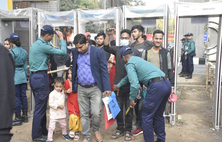 মেলাকে প্রাণবন্ত ও নিরাপদ রাখার জন্য কাজ করছেন পুলিশ সদস্যরা। ছবি: বিপ্লব দীক্ষিত