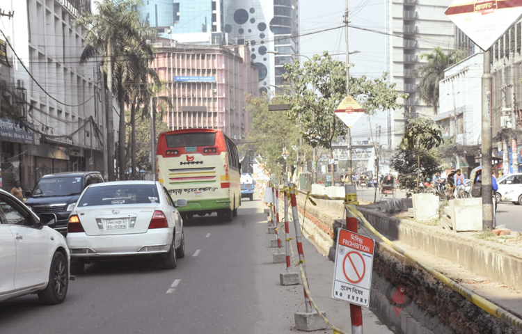 রাজধানীর বিভিন্ন এলাকার সড়কের কাজ অল্প সময়ের মধ্যে শেষ হওয়ার কথা থাকলেও চলে দীর্ঘদিন। ছবি: বিপ্লব দীক্ষিত