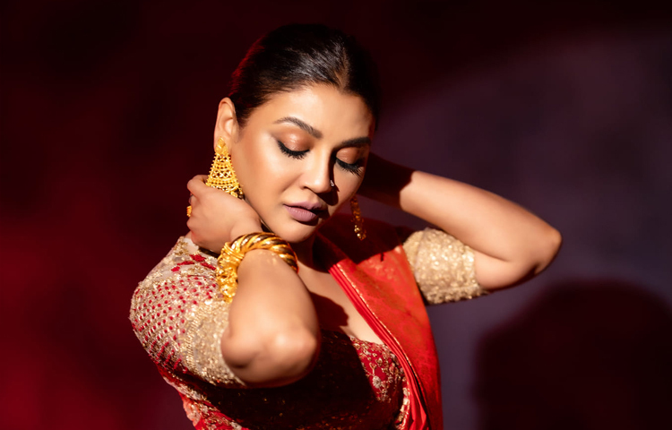 ভূতপরীর প্রিমিয়ারে তিনি পরেছেন টুকটুকে লাল কাতান শাড়ি। ক্যাপশনে লিখেছেন,  ‘ভূতপরী প্রিমিয়ার লুক’। ছবি: জয়া আহসানের ফেসবুক থেকে