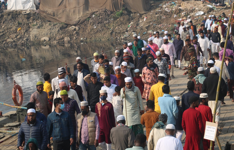 অনেকেই মধ্যরাতে রওনা হয়ে ফজরের নামাজে অংশ নেন। লাখ লাখ মুসল্লির মধ্যে ময়দানের আশপাশে অবস্থান নেন নারীরাও। ছবি: মাহবুব আলম