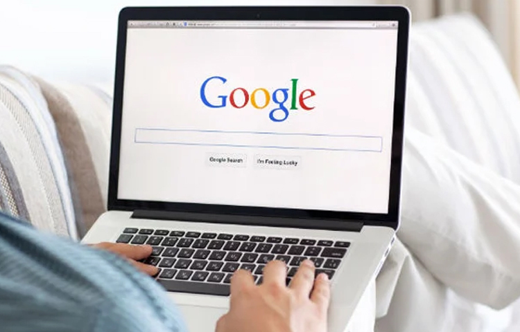 সংস্থার পক্ষ থেকে বলা হচ্ছে, এই ক্যাশেড ওয়েব পেজ ফিচার সেই সময়ের জন্যই উপযুক্ত ছিল যখন পেজ লোড হতে বেশি সময় লাগত। এখন চোখের নিমেষে পেজ লোড হয়ে যায়। তাই গুগলও রাশ টানছে। সরিয়ে নিয়েছে এই ফিচার। ছবি: সংগৃহীত