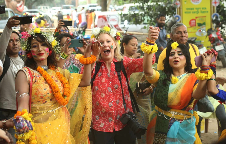 শুধু বাঙালিই নয়, এ উৎসবে যোগ দিয়েছে বিদেশিরাও। ছবি: মাহবুব আলম