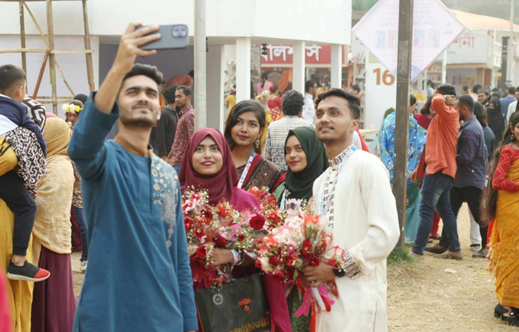 তরুণ-তরুণীদের দুষ্টু-মিষ্টি খুনসুটিতে মেলা পেয়েছে ভিন্নমাত্রা। ছবি: মাহবুব আলম