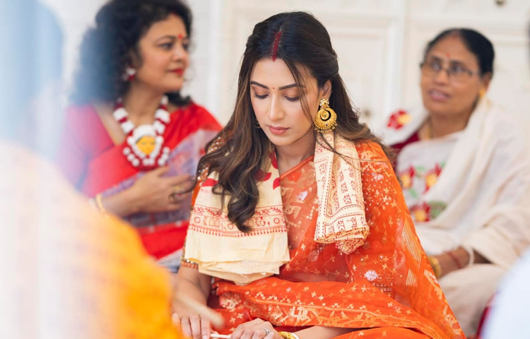 কমলা রংয়ের জামদানি আর মাথায় দেওয়া লম্বা সিঁদুরে দারুণ লাগছিল এই লাক্স সুপারস্টারকে। ছবি: ফেসবুক