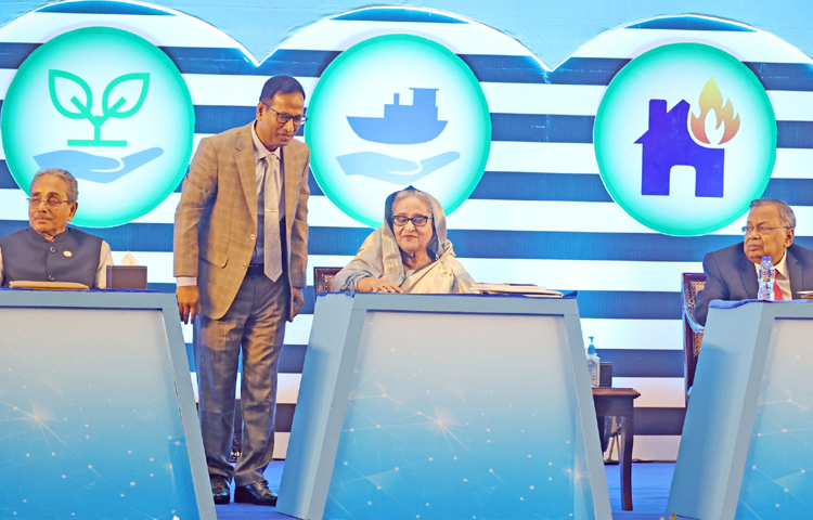 আজ সকালে বঙ্গবন্ধু আন্তর্জাতিক সম্মেলন কেন্দ্রে (বিআইসিসি) প্রধানমন্ত্রী শেখ হাসিনা জনসচেতনতা বৃদ্ধির মাধ্যমে বীমার ধারণা প্রসারের লক্ষ্যে জাতীয় বীমা দিবস-২০২৪ উদ্বোধন করেছেন। ছবি: ইয়াসিন কবির জয়