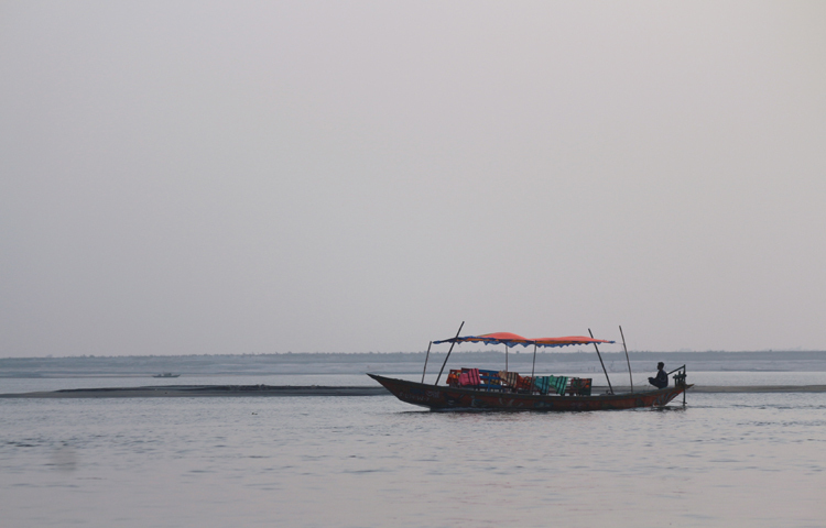 পদ্মার চরে গেলেই দেখা মেলে পর্যটকবাহী নৌকার। ছবি: আরমান খান