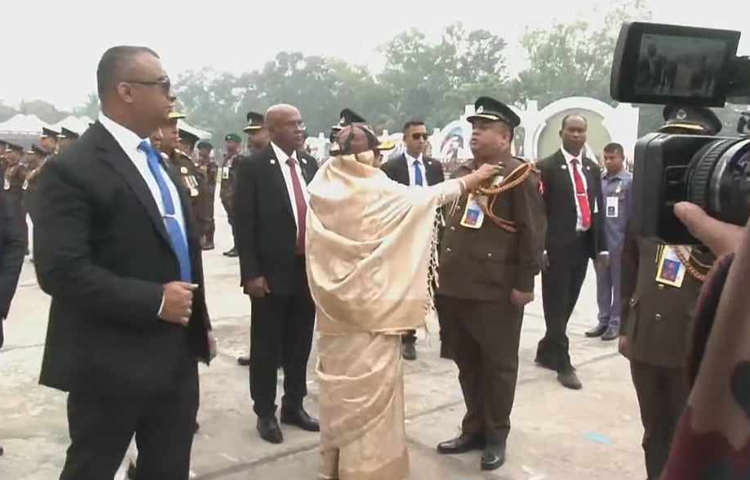 বিজিবি দিবসে ৭২ সদস্যকে পদক পরিয়ে দিলেন প্রধানমন্ত্রী শেখ হাসিনা। ছবি: তৌহিদুজ্জামান তন্ময়