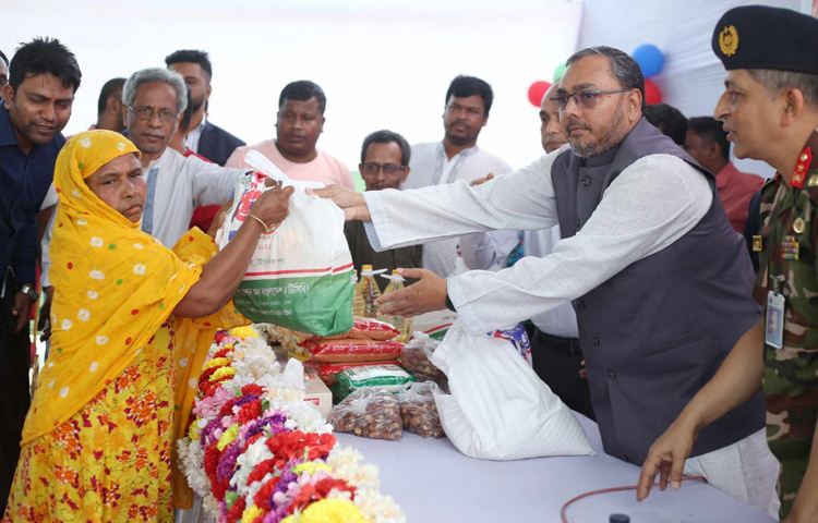 রমজান উপলক্ষে টিসিবির পণ্য বিতরণ কার্যক্রমের উদ্বোধন করেছেন বাণিজ্য প্রতিমন্ত্রী আহসানুল ইসলাম টিটু। ছবি: মাহবুব আলম