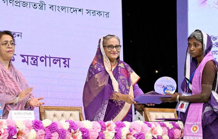 আজ রাজধানীর ওসমানী স্মৃতি মিলনায়তনে আন্তর্জাতিক নারী দিবস উপলক্ষে পাঁচজন জয়িতাকে (অদম্য নারী) সম্মাননা তুলে দেন প্রধানমন্ত্রী শেখ হাসিনা। প্রত্যেক জয়িতাকে ১ লাখ টাকার চেক, ক্রেস্ট, উত্তরীয় ও সনদ তুলে দেন প্রধানমন্ত্রী। ছবি: পিআইডি