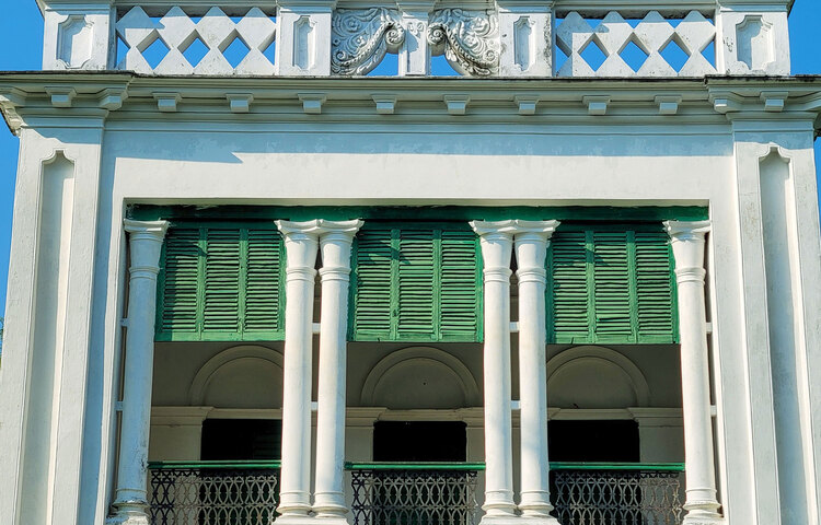 দোতলা বাড়িটিতে নিচে কক্ষ আছে ছোট-বড় চারটি। উপরে দুটি। চারদিকে বারান্দা। একটি চিলেকোঠা। পেছনে রয়েছে একটি শৌচাগার। দীর্ঘদিন বাড়িটি ছিল অন্যের ভোগদখলে। ১৯৯৫ সালে বাড়িটি উদ্ধার করা হয়। ছবি: বোহেমিয়ান ফয়সাল