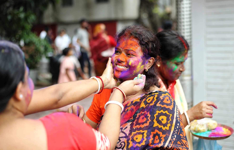 দোলযাত্রা ও গৌর পূর্ণিমা উপলক্ষে আজ রাজধানীসহ সারাদেশে বিভিন্ন মন্দিরে পূজা, হোম যজ্ঞ, প্রসাদ বিতরণসহ বিভিন্ন ধর্মীয় অনুষ্ঠানের আয়োজন করেছে হিন্দু ধর্মাবলম্বীরা। ছবি: মাহবুব আলম