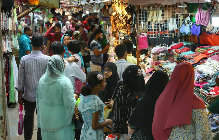 বড় বড় শপিংমলের পাশাপাশি জমে উঠেছে খোলা দোকানগুলোও। ছবি: মাহবুব আলম