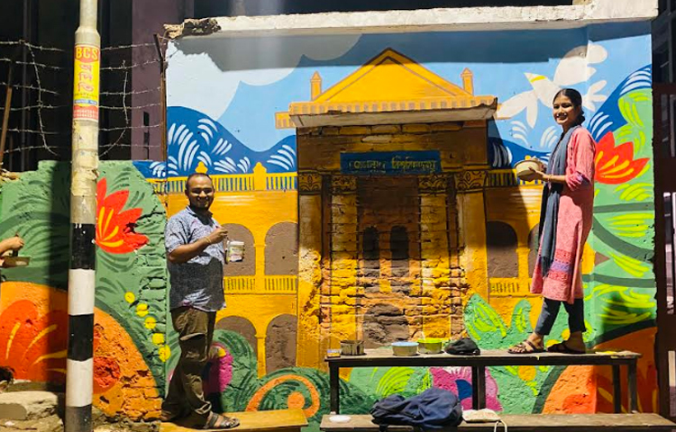 এবারের মঙ্গল শোভাযাত্রার প্রতিপাদ্য কবিগুরু রবীন্দ্রনাথ ঠাকুরের লেখা গানের অংশ, ‘বৈশাখে নূতন করিনু সৃজন মঙ্গলময় যত তনু-মন’ এবং ‘অন্তর মম বিকশিত করো অন্তরতর হে...’। ছবি: মেহেরাবুল ইসলাম সৌদিপ