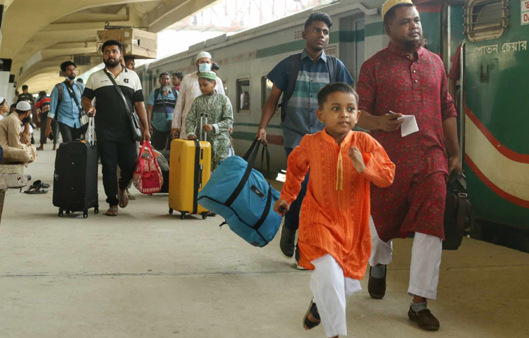 ট্রেনে উঠতে দ্রুত হেঁটে চলছেন যাত্রীরা। ছবি: মাহবুব আলম