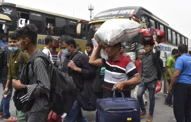 ঢাকার গাবতলি, সাভার, যাত্রাবাড়ী, গুলিস্তান, সায়েদাবাদ, মহাখালীসহ সব বাস টার্মিনালে ঘরমুখো মানুষের উপচে পড়া ভিড় চোখে পড়ে। ছবি: বিপ্লব দীক্ষিত