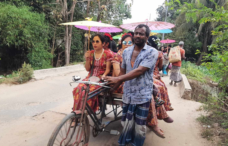 প্রতিবারের মতো এবারও উৎসবের আমেজে পাহাড় রঙিন হয়ে উঠেছে। ছবি: মাহবুবুল ইসলাম পলাশ