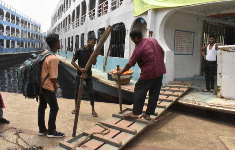 ভোলাসহ দু-একটি রুটে মোটামুটি যাত্রী থাকলেও এদিন অন্য রুটগুলোতে কম যাত্রী নিয়েই লঞ্চগুলোর টার্মিনাল ছাড়তে হচ্ছে। ছবি: বিপ্লব দীক্ষিত