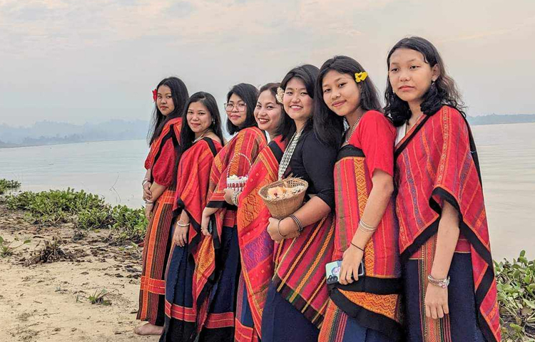 উৎসবে তারা বিভিন্ন প্রকারের সবজি দিয়ে পাজন নামের একটা তরকারি রান্না করে। এটা তাদের ঐতিহ্যবাহী খাবার। ছবি: মাহবুবুল ইসলাম পলাশ