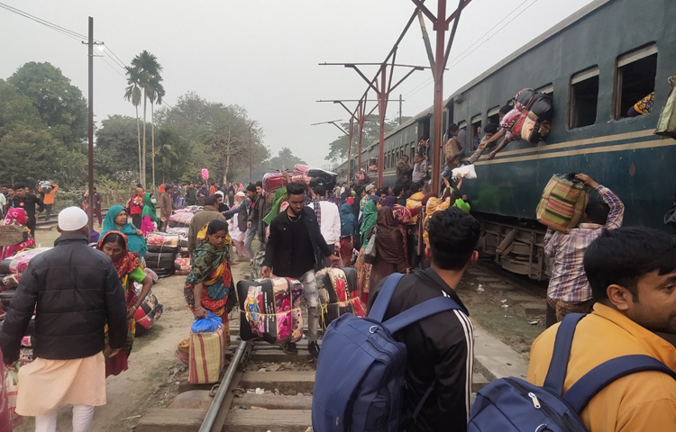 ঈদের ছুটিতে বেনাপোল দিয়ে ভারত ভ্রমণের হিড়িক পরেছে। ছবি: জামাল হোসেন