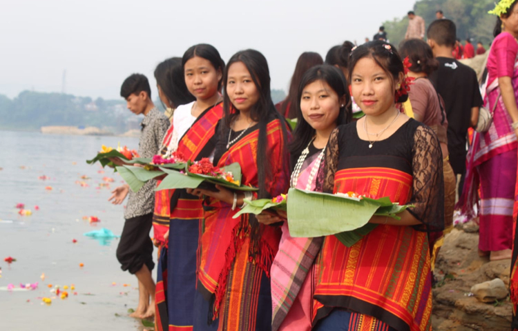 কাপ্তাই হ্রদ ছাড়াও নানান প্রান্তে নানা এলাকার মানুষ পানিতে ফুল ভাসানোর মধ্য দিয়ে নতুন বছরের জন্য শুভকামনা জানিয়ে গঙ্গা দেবীর কাছে প্রার্থনা করেন। ছবি: সাইফুল উদ্দীন