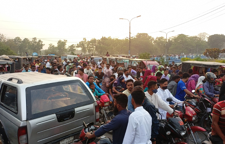 ঈদের দিন সকাল থেকে ব্যারাজ এলাকায় দর্শনার্থীদের ভিড় ছিল লক্ষণীয়। ছবি: রবিউল হাসান