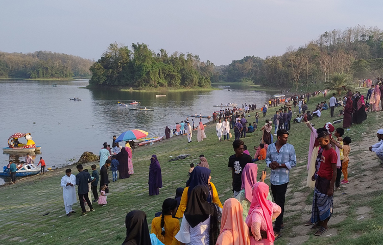 দর্শনার্থীদের ভিড়ে ঠাকুরদীঘি থেকে মহামায়ায় যাওয়ার সড়কে গাড়ির জন্য হাঁটা দায়। বিশেষ করে মোটরসাইকেল ছিল চোখে পড়ে মত। ছবি: এম মাঈন উদ্দিন