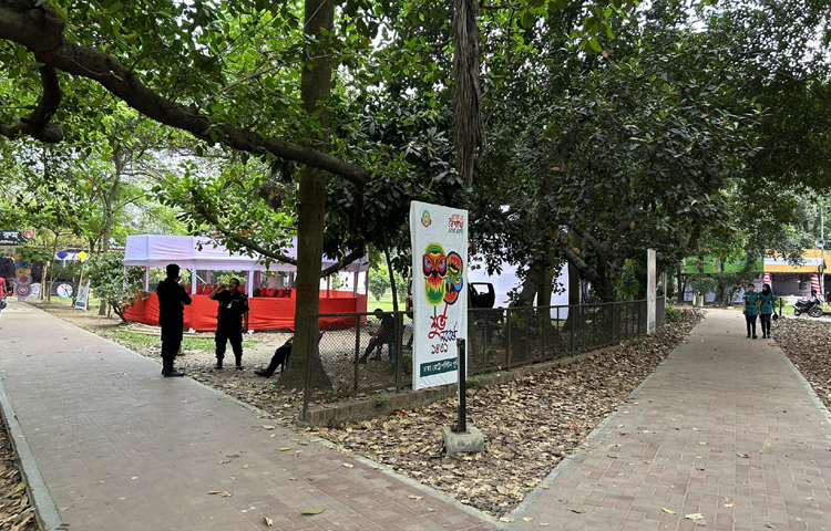 বৈশাখী উৎসবকে বর্ণিল করে তুলতে আয়োজকরা সেরে নিচ্ছেন শেষদিকের প্রস্তুতি। ছবি: মুসা আহমেদ