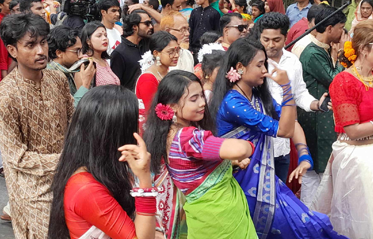 শোভাযাত্রা নিয়ে নিরাপত্তার কড়াকড়ি থাকলেও তারুণ্যের উচ্ছ্বাসের কাছে হার মানে সবকিছুই। ঢাক-ঢোলের বাদ্যের তালে তালে তরুণ-তরুণীদের নৃত্য, হৈ-হুল্লোড় আর আনন্দ উল্লাস মাতিয়ে রাখে পুরো শোভাযাত্রা। ছবি: মাহবুব আলম