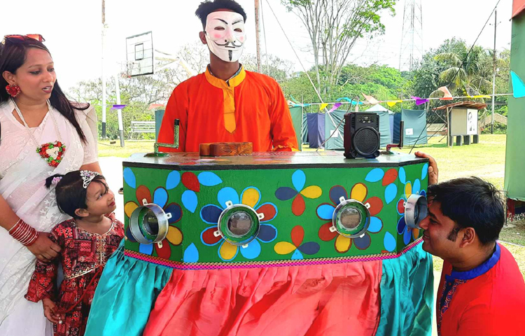 এই মেলায় বাঙালিসহ চাকমা, মারমা, বৌদ্ধ, খ্রিস্টান সবাই একত্রিত হয়েছেন। ছবি: মাহবুবুল ইসলাম পলাশ