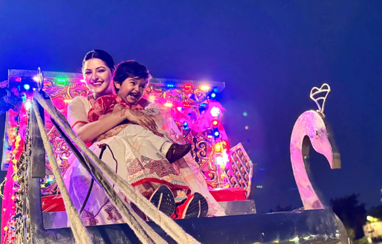 একমাত্র ছেলে পুণ্যকে ঘিরেই এখন পরীর দুনিয়া। ছবি: ফেসবুক