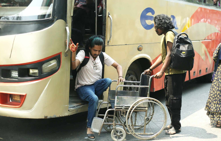 ছয়দিনের ঈদ-নববর্ষের ছুটি কাটিয়ে তীব্র গরমে ঢাকায় ফিরতে শুরু করেছে ঘরে ফেরা মানুষ। ছবি: মাহবুব আলম