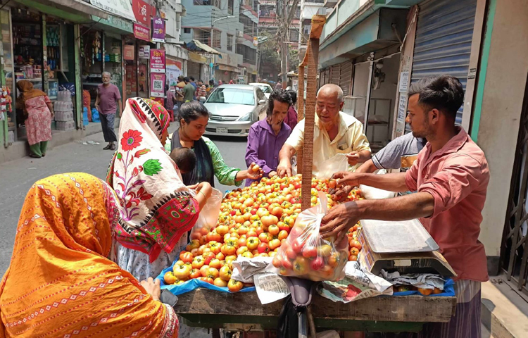 ভ্যানে করেও শুরু হয়েছে বেচাকেনা। ছবি: মাহবুব আলম