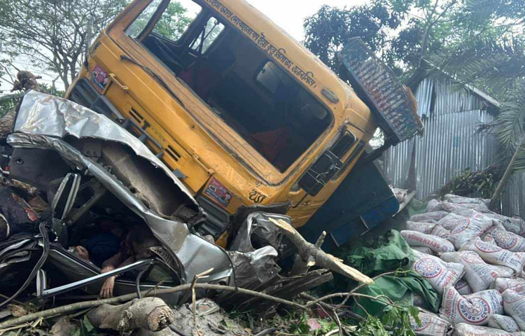 তাৎক্ষণিকভাবে নিহতদের নাম-পরিচয় জানা যায়নি। এদের মধ্যে টোলপ্লাজার কয়েকজন কর্মীও রয়েছেন। ছবি: আতিকুর রহমান