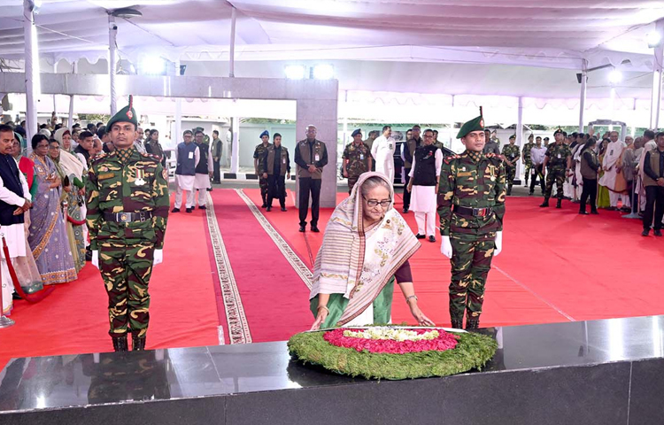 ঐতিহাসিক মুজিবনগর দিবস উপলক্ষ্যে জাতির পিতা বঙ্গবন্ধু শেখ মুজিবুর রহমানের প্রতিকৃতিতে পুষ্পস্তবক অর্পণ করে শ্রদ্ধা নিবেদন করেন প্রধানমন্ত্রী শেখ হাসিনা। ছবি: পিআইডি