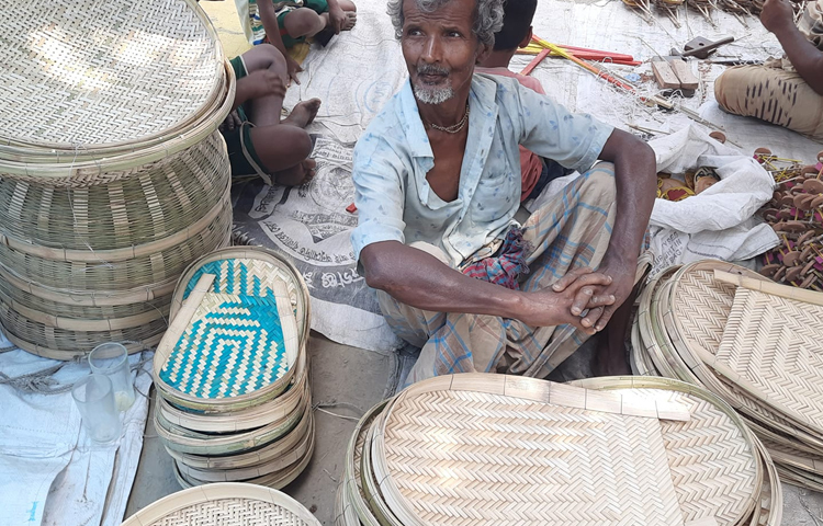 এ মেলায় পাওয়া যা বাঁশ ও বেতের তৈরি নানা সরঞ্জাম। ছবি: মাহবুবুল ইসলাম পলাশ