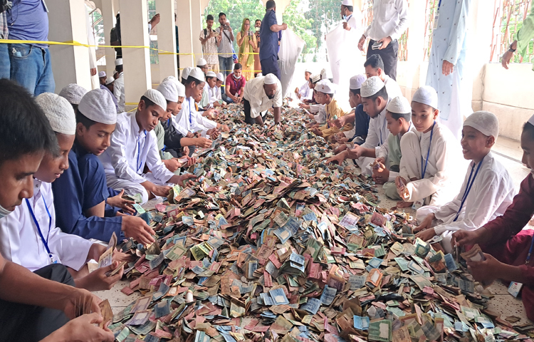এর আগে সর্বশেষ ২০২৩ সালের ৯ ডিসেম্বর খোলা হয়েছিল পাগলা মসজিদের ৯টি দানবাক্স। তখন রেকর্ড ৬ কোটি ৩২ লাখ ৫১ হাজার ৪২৩ টাকা পাওয়া গিয়েছিল। এছাড়া বৈদেশিক মুদ্রা ও স্বর্ণালঙ্কারও পাওয়া যায়। ছবি: এসকে রাসেল