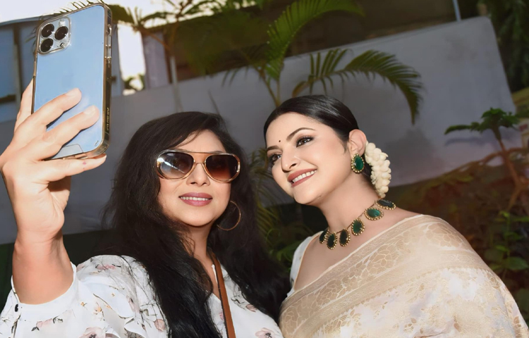 তবে শাবনূরে মুগ্ধ পরী। আর সেই কথাই সামাজিক যোগাযোগ মাধ্যমে এক পোস্টের মাধ্যমে প্রকাশ করেছেন তিনি। ছবি: পরীমণির ফেসবুক থেকে